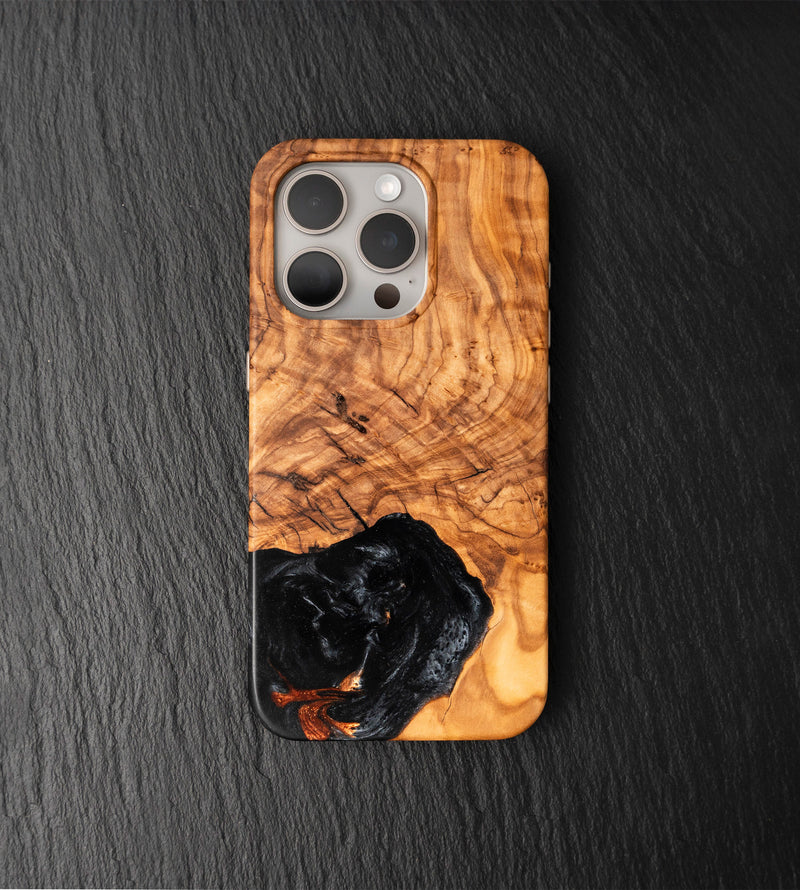 Carved Founders Edition Live Edge Case - iPhone 15 Pro (Arin, 009)